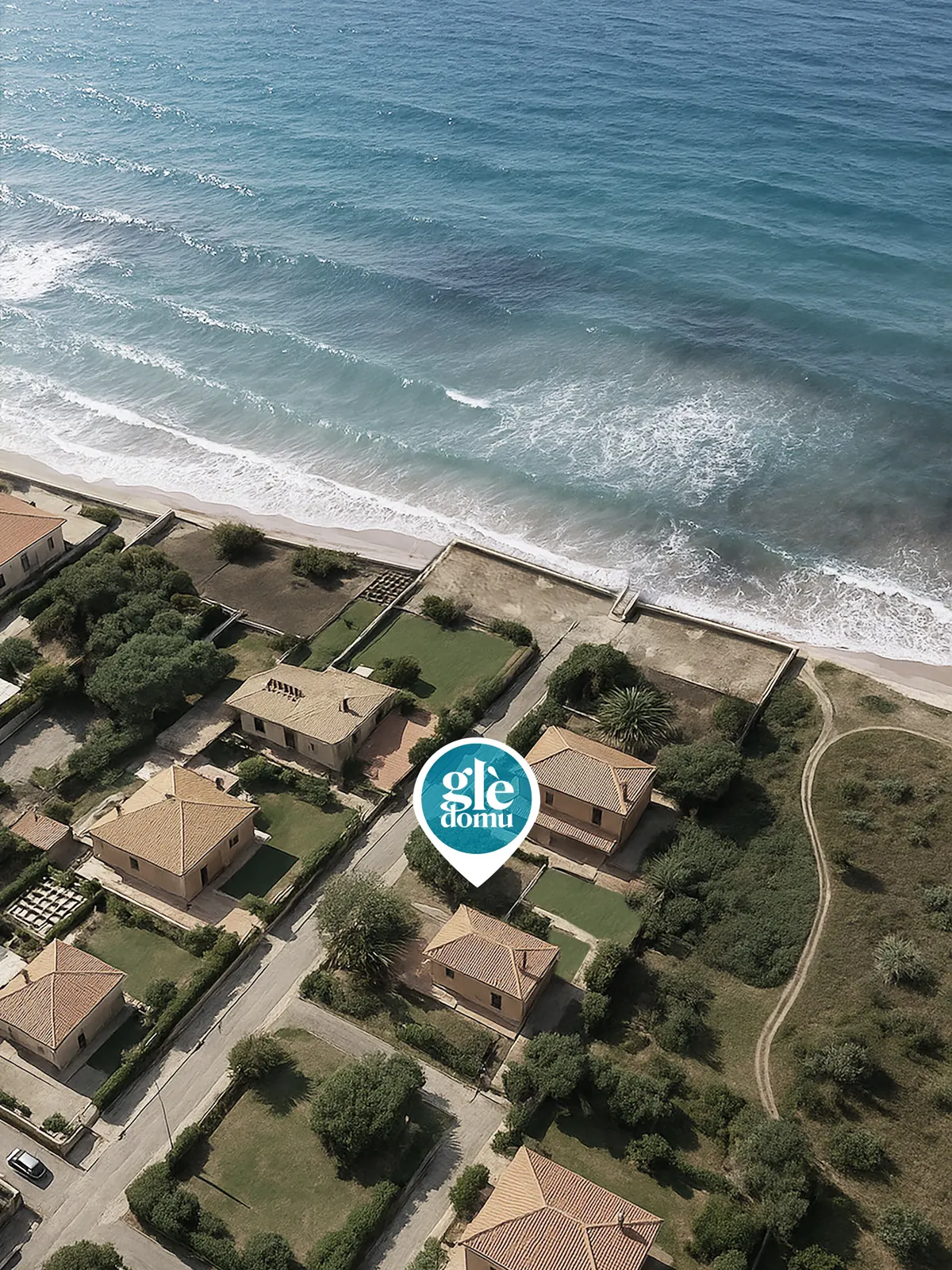 Vista aerea della casa vicino al mare
