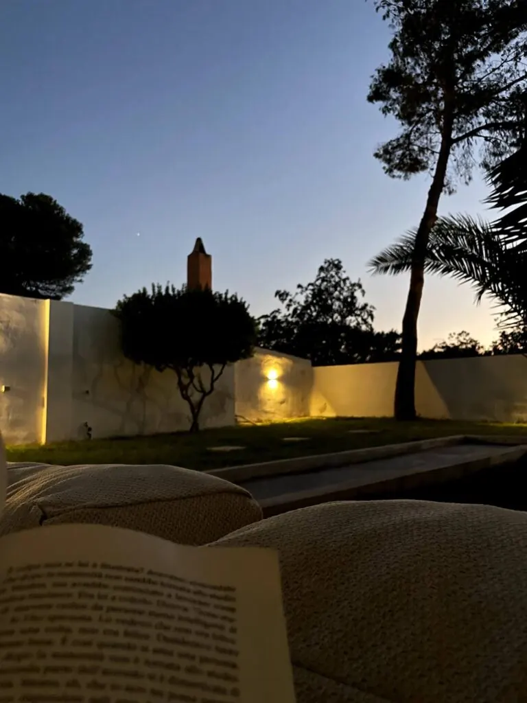 Giardino illuminato al tramonto