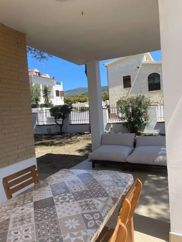 Patio arredato per mangiare all’aperto
